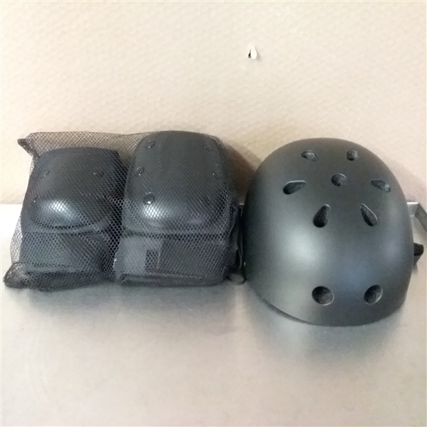 PROTECTIVE HELMET AND PAD SET