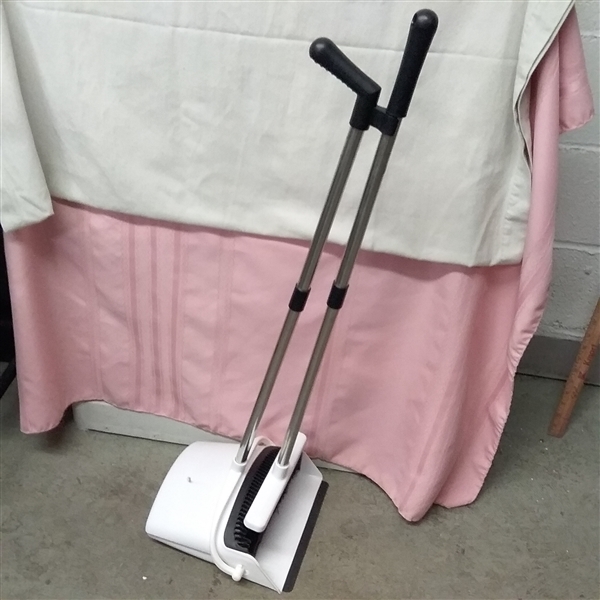 BROOM AND DUSTPAN SET