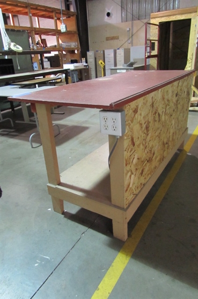 WOOD WORKBENCH WITH OUTLETS