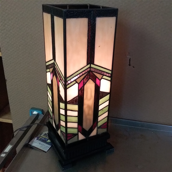 STAINED GLASS MISSION STYLE PILLAR TABLE LAMP