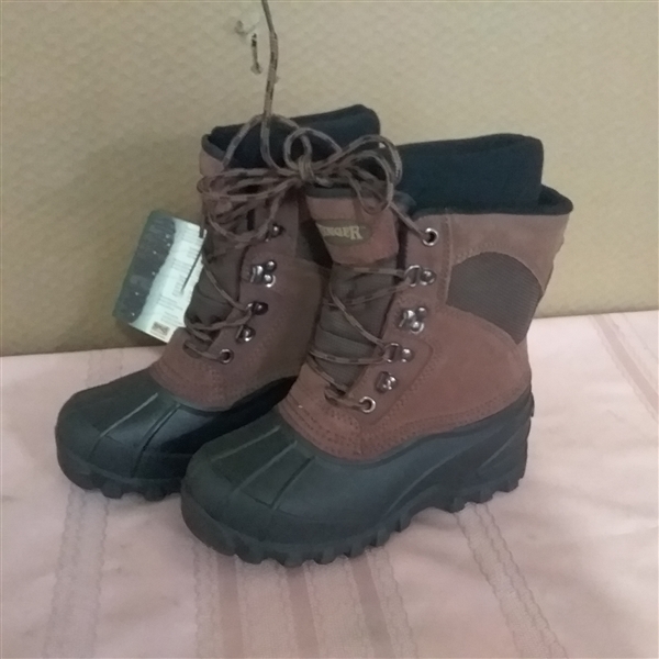 CHILDRENS RANGER SNOW BOOTS SIZE 5