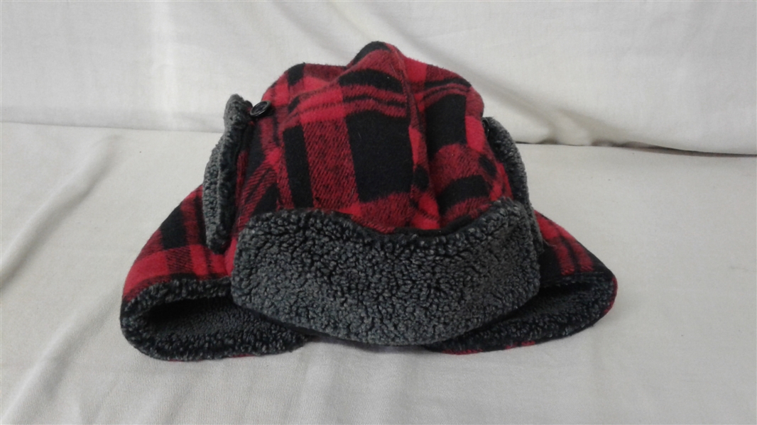 MEN'S LARGE FLEECE LINED CAT SWEATER AND BUFFALO PLAID HAT