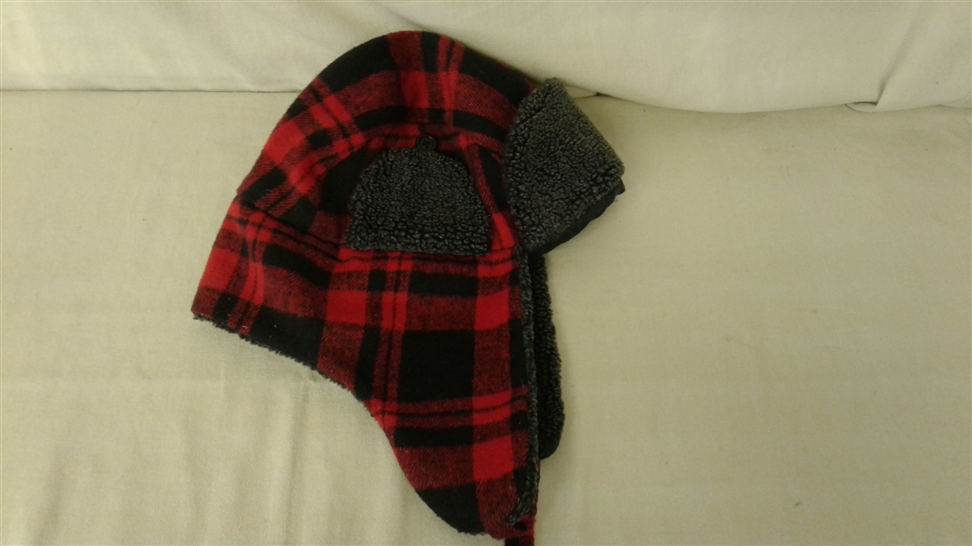 MEN'S LARGE FLEECE LINED CAT SWEATER AND BUFFALO PLAID HAT