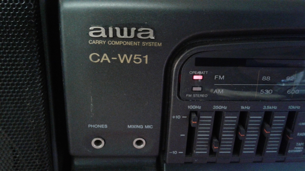 AIWA CARRY COMPONENT SYSTEM RADIO/CASSETTE PLAYER