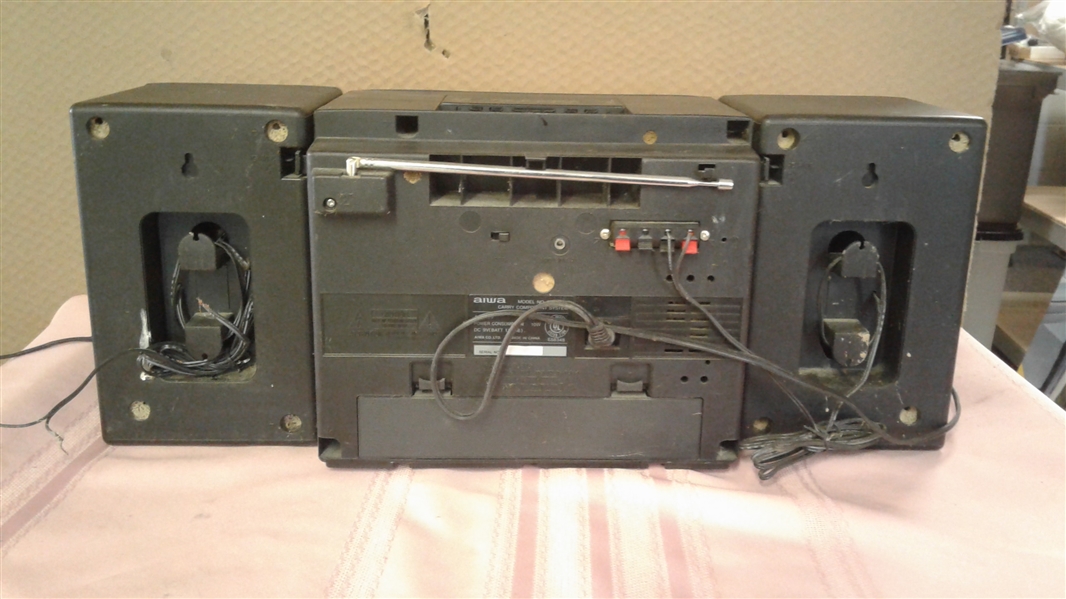 AIWA CARRY COMPONENT SYSTEM RADIO/CASSETTE PLAYER