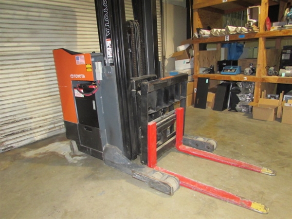TOYOTA ELECTRIC FORKLIFT WITH REACH *RESERVE**LOCATED OFF-SITE*