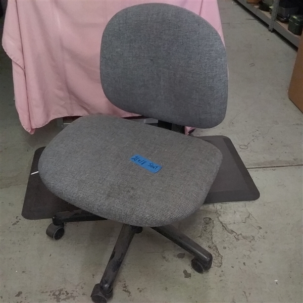 Lot Detail - ROLLING OFFICE CHAIR