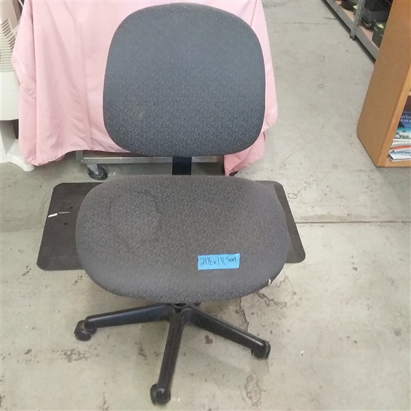 ROLLING OFFICE CHAIR