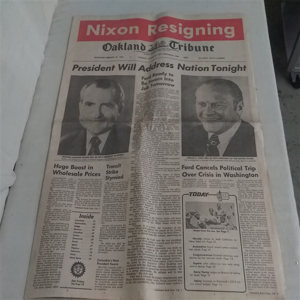VINTAGE PRESIDENTIAL OAKLAND TRIBUNE NEWSPAPERS AND PHOTO ALBUM