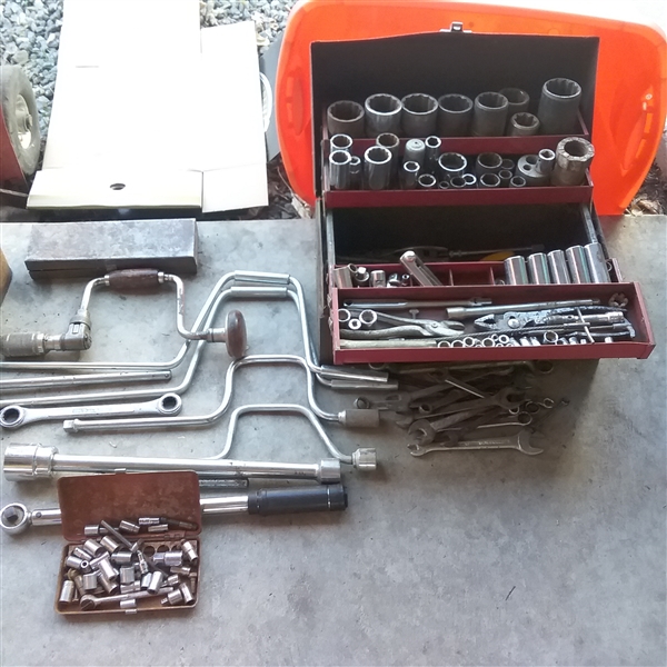 METAL TOOL BOX FILLED WITH TOOLS