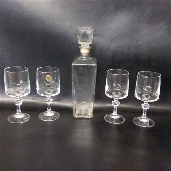 DECANTER AND CRYSTAL GLASSES
