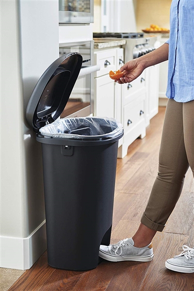 RUBBERMAID 13 GALLON HANDS FREE TRASH CAN