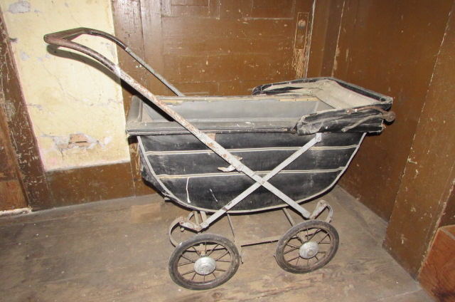 Lot Detail - ANTIQUE BABY CARRIAGE
