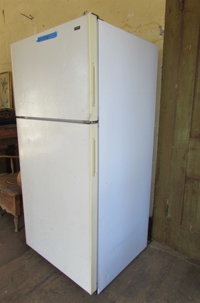 HOT POINT REFRIGERATOR - NEEDS CLEANING