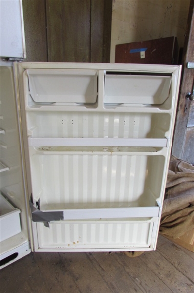HOT POINT REFRIGERATOR - NEEDS CLEANING