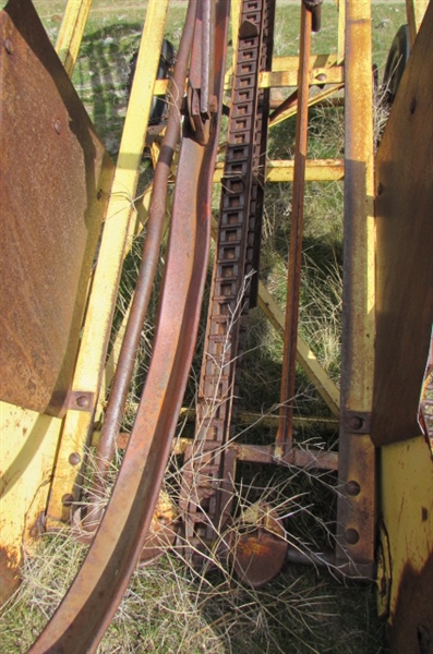 JOHNSON HAY BALE LOADER/ELEVATOR