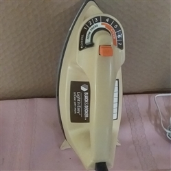 BLACK & DECKER IRON AND CORDLESS BLACK & DECKER HAND VAC