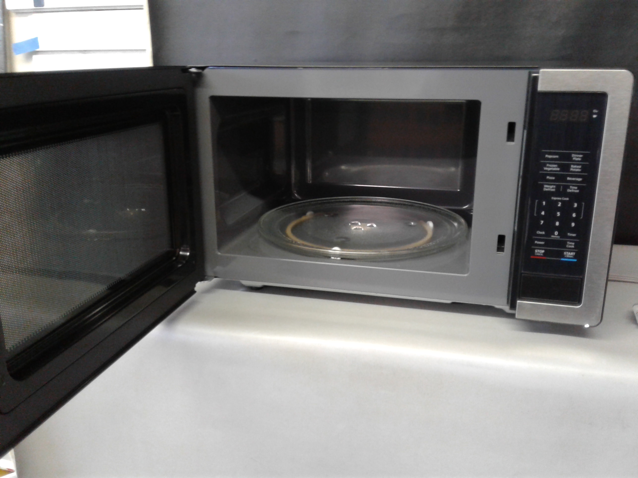 Lot Detail - Magic Chef 1.1 cu. ft. Countertop Microwave in Stainless