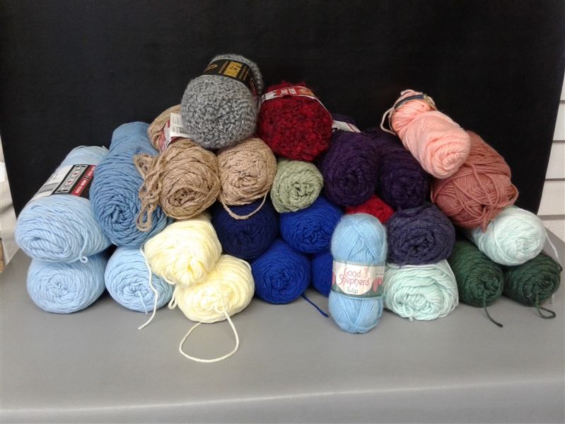 Yarn: Worsted and Plush Yarn 20+ Skeins