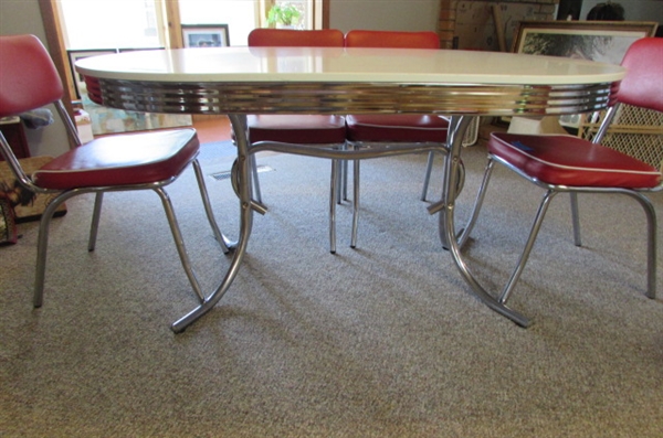 VINTAGE REPRODUCTION DINING TABLE & 6 CHAIRS