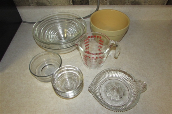 GLASS MIXING BOWLS, MEASURING CUP AND JUICER