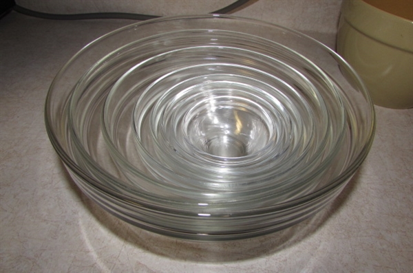 GLASS MIXING BOWLS, MEASURING CUP AND JUICER
