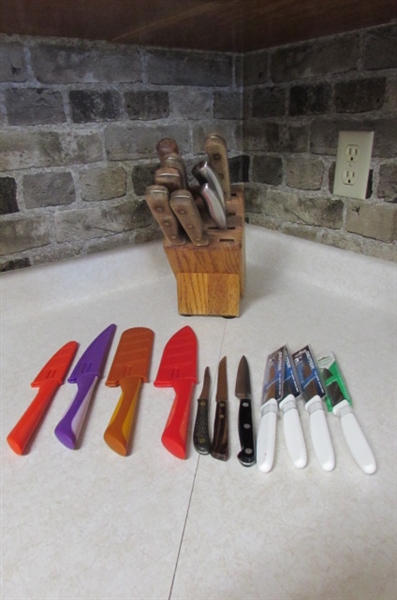 WOODEN KNIFE BLOCK AND ASSORTED KITCHEN KNIVES