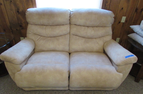 MICROFIBER LA-Z BOY DUAL RECLINING LOVESEAT WITH ACCENT PILLOWS