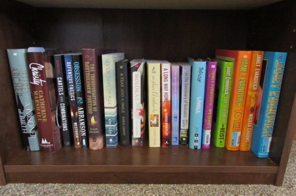 ASSORTED PAPERBACK & HARDBACK NOVELS BY JANET EVANOVICH AND MORE