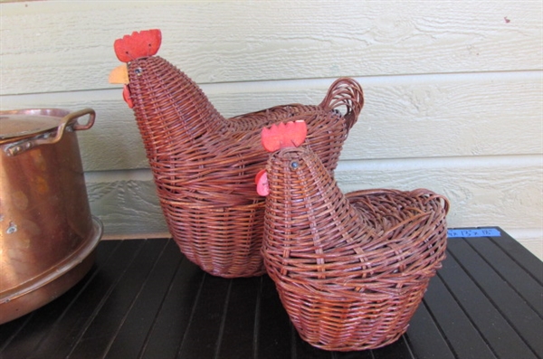 VINTAGE COPPER POT WITH LID & NESTING ROOSTERS