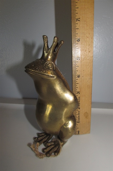 BRASS FROG WITH CROWN