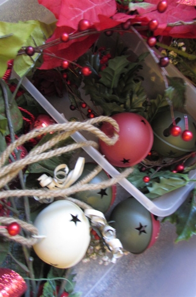 TRADITIONAL RED & GREEN CHRISTMAS DECOR & ORNAMENTS
