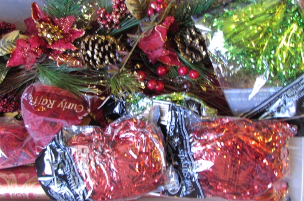 TRADITIONAL RED & GREEN CHRISTMAS DECOR & ORNAMENTS