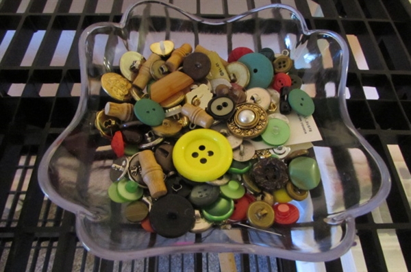 LARGE COLLECTION OF BUTTONS