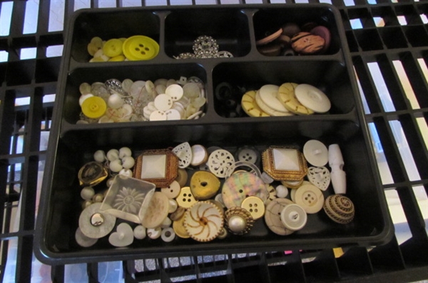 LARGE COLLECTION OF BUTTONS