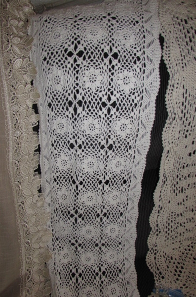 ASSORTED CROCHETED DOILIES AND TABLE RUNNERS