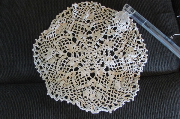 ASSORTED CROCHETED DOILIES AND TABLE RUNNERS