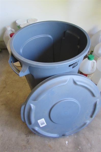 Rubbermaid Brute Container and Distilled Vinegar