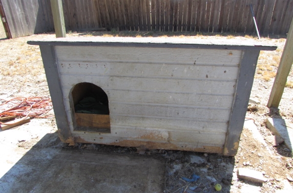DOG HOUSE WITH HINGED ROOF - NEEDS CLEANING