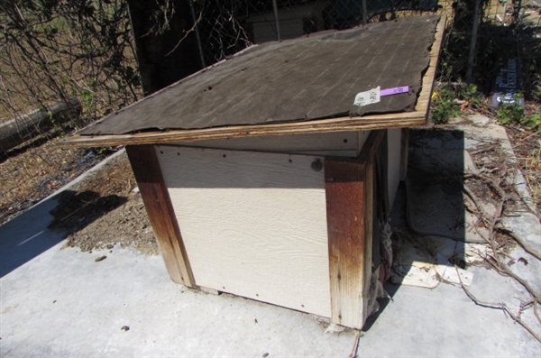 DOG HOUSE WITH HINGED ROOF - NEEDS CLEANING