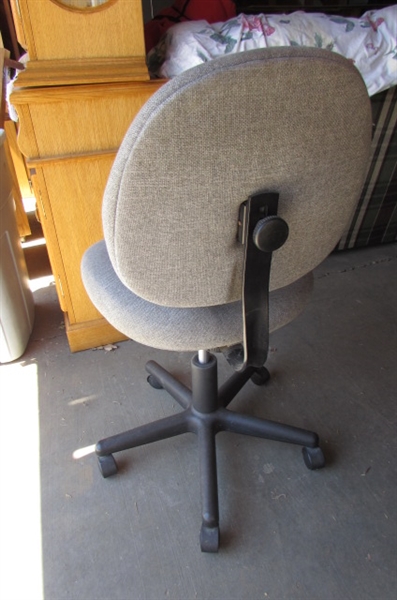 GRAY FABRIC ROLLING DESK/OFFICE CHAIR *LOCATED AT THE PAYNE LANE ESTATE*