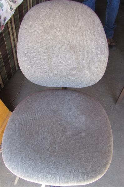 GRAY FABRIC ROLLING DESK/OFFICE CHAIR *LOCATED AT THE PAYNE LANE ESTATE*