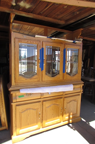 LIGHTED HUTCH/CHINA CABINET *LOCATED AT THE PAYNE LANE ESTATE*