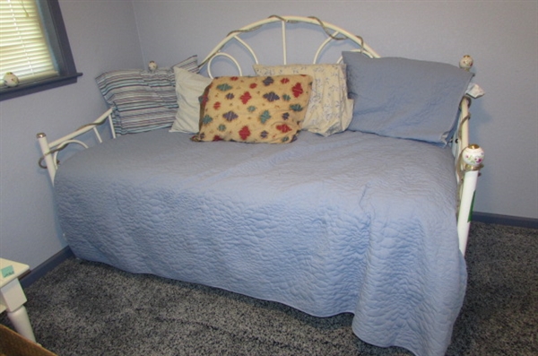 WHITE METAL FRAMED DAYBED WITH MATTRESS & BEDDING *LOCATED AT MONTAGUE ESTATE*