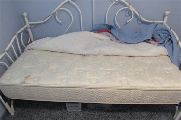 WHITE METAL FRAMED DAYBED WITH MATTRESS & BEDDING *LOCATED AT MONTAGUE ESTATE*