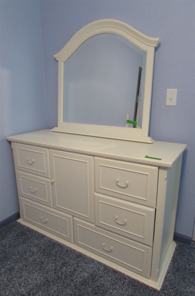 ADORABLE WHITE LADIES DRESSER WITH MIRROR *LOCATED AT MONTAGUE ESTATE*
