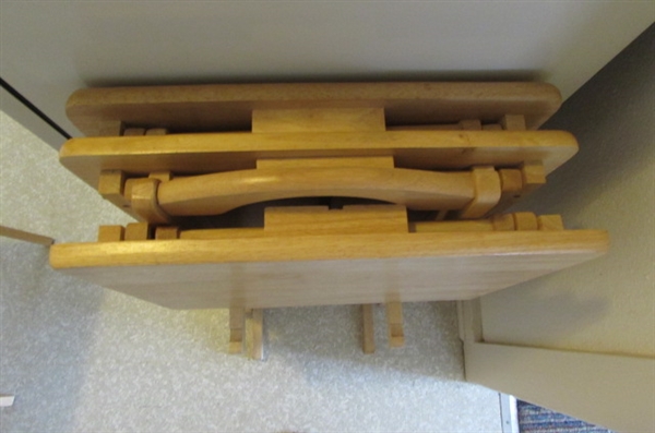 SET OF 4 WOODEN TV TRAYS WITH STAND *ESTATE*