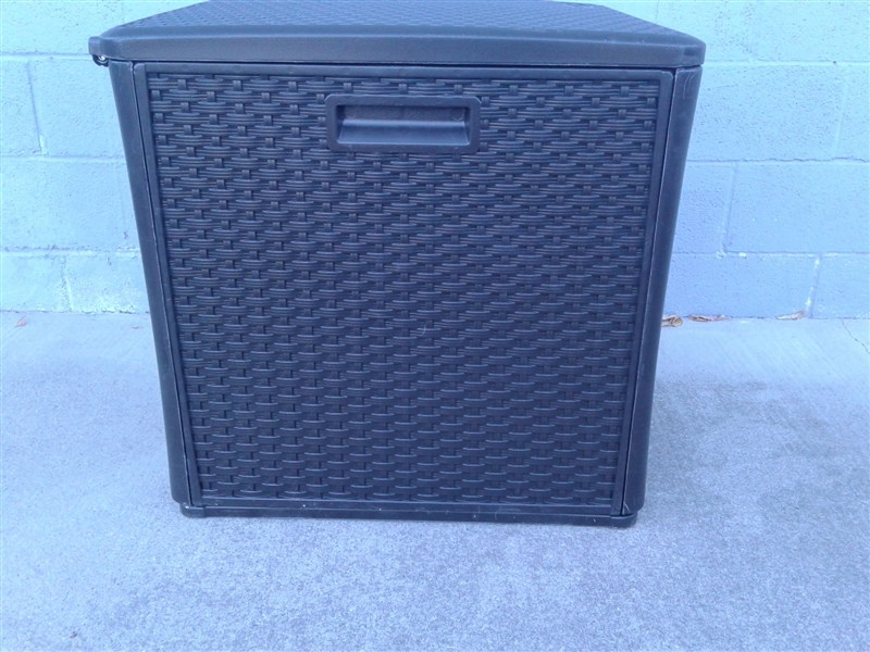 Suncast 60-Gallon Medium Deck Box