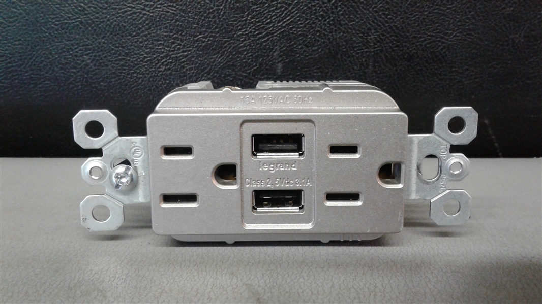 Legrand Multi-plug/USB Outlet