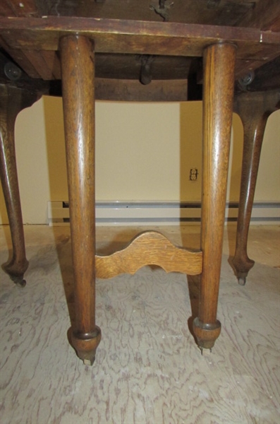 ANTIQUE OAK DINING TABLE WITH EXTENSIONS